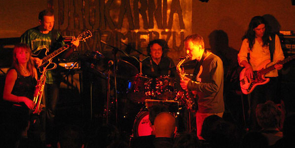 Rozpdzona machina 'Funk dE Nite' 
 z Saski i Markiem, 'Drukarnia', Krakw, 17 III '2004 
