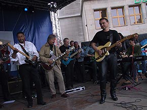  Wrocław, 8 maja 2004 
 Hendrix na tysiąc gitar 
 fot. Emi Chrabańska 