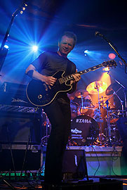  Marek Raduli, 2004 
 z gitarą B. B. Kinga 