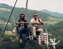  Marek Raduli i Krzysiek Wasilewski: 
 na wycigu, Szczawnica, lato 1997 