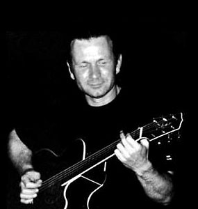  Marek Raduli akustycznie 
 z gitar Takamine (~2000) 